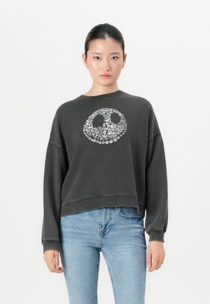 Felpa in cotone grigio scuro con design cropped, caratterizzata da una grande grafica di una teschio sorridente argentato sulla parte anteriore e spalle scese.