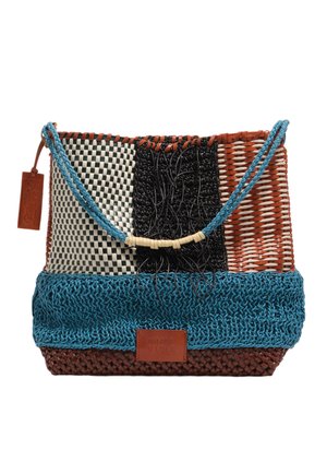 Bolso tejido con asa azul, con patrones en negro, blanco, marrón y azul y una pequeña etiqueta de cuero con la marca en el centro inferior.