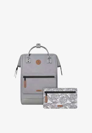 Grauer Stoff-Rucksack mit Oberhandgriff, vorderer Reißverschlusstasche und Lederakzenten. Enthält eine kleinere Tasche mit Palm-Muster.