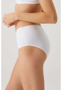 Witte katoenen slip met een hoge taille. Glad textuur en elastische tailleband. Minimalistisch ontwerp zonder zichtbare patronen of hardwaredetails.