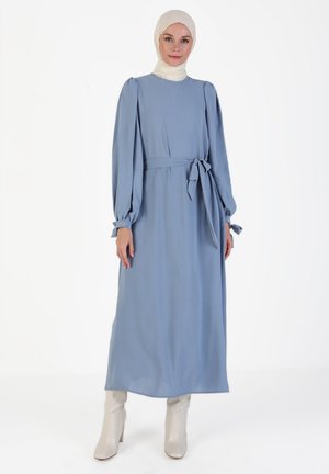 Helles blaues langes Kleid aus weichem Stoff, mit einem hohen Kragen, langen Puffärmeln, einer gebundenen Taille und einer fließenden Silhouette.