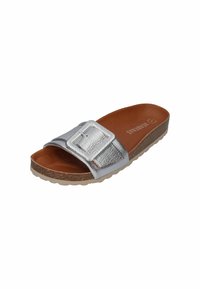 Zilveren metallic slip-on sandaal met een brede band met een vierkante gesp, bruin gevoerd voetbed en een gestructureerde rubberen loopzool.