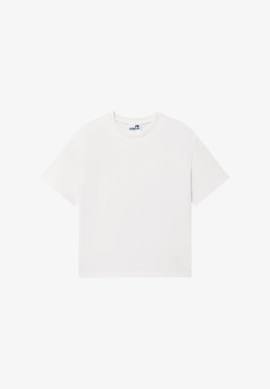 Prosty biały t-shirt z krótkim rękawem i okrągłym dekoltem, z małą metką marki "KUBOTA" wewnątrz kołnierza.