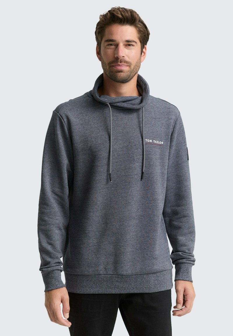 Donkergrijze hoodie met een kraag, trekkoorddetails en een logo op de borst. Gemaakt van zachte stof met een casual pasvorm.