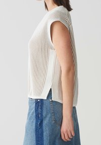 OPUS Stickad tröja - beige