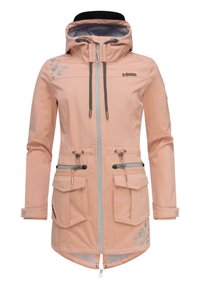 Giacca impermeabile rosa chiaro con cappuccio, dotata di accenti grigi, tasche con zip e un motivo geometrico sulla spalla. Cordini regolabili.