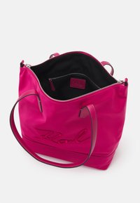 KARL LAGERFELD SIGNATURE TOTE - Veľká kabelka - persian red