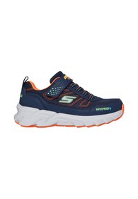 Baskets imperméables Skechers bleu marine avec des accents orange, semelle blanche, logo vert, bande velcro et détails en lacets.