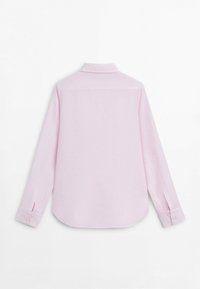 Hellrosa langärmeliges Hemd mit Knöpfen und Kragen, von hinten auf weißem Hintergrund gezeigt.