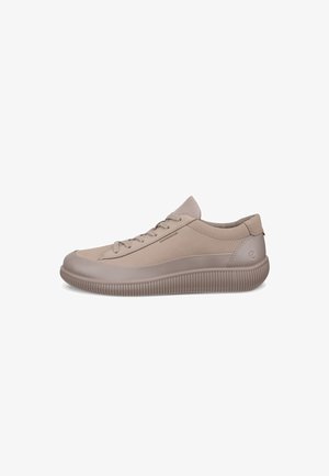 Beige lage sneaker met vetersluiting, geribbelde zool en waterdicht label aan de zijkant, getoond vanaf de buitenkant tegen een witte achtergrond.
