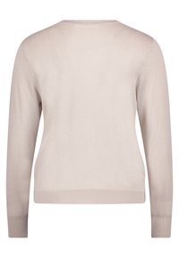Pull en tricot beige, col rond, à manches longues et avec des bords côte. Texture lisse, coupe légèrement ample, sans motifs ni embellissements visibles.