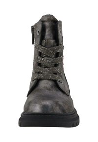 Šedá kožená kotníková bota s kulatou špičkou, strukturovaným povrchem, plochou černou podešví a kovovými šedými tkaničkami. Viditelný boční zip.