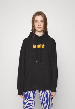 Sort hættetrøje med en orange broderet "Levi's" logo, forsynet med en frontlomme og en løs oversized pasform.