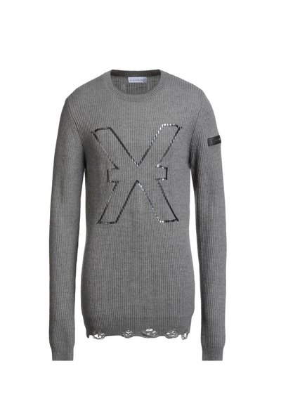 Maglione grigio lavorato a maglia con un grande taglio a X e accenti metallici, texture a coste e orlo decorativo in pizzo. Include un'etichetta del marchio sulla manica.