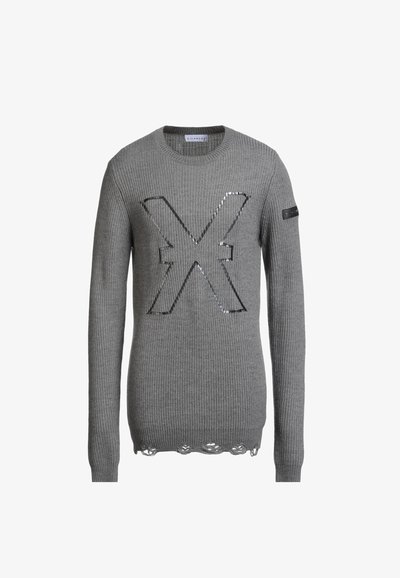 Maglione grigio lavorato a maglia con un grande taglio a X e accenti metallici, texture a coste e orlo decorativo in pizzo. Include un'etichetta del marchio sulla manica.