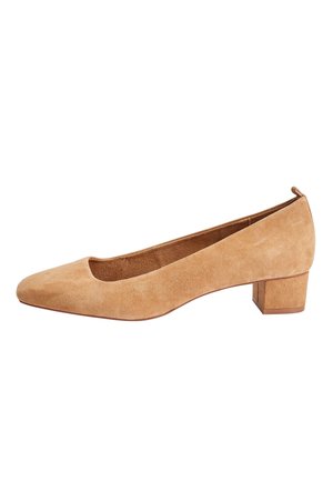 Escarpin beige en daim avec un bout rond et un petit talon bloc. Texture lisse et design simple, avec une coupe modeste et sans ornements.
