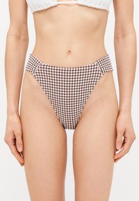 Bikinové spodky s vysokým pásom v hnedo-bielej kárované vzoru, s nariasenými bočnými detailmi a hladkým, elastickým textilom.