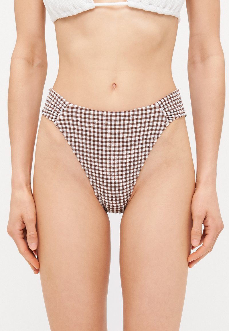 Bikinové spodky s vysokým pásom v hnedo-bielej kárované vzoru, s nariasenými bočnými detailmi a hladkým, elastickým textilom.
