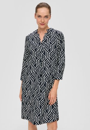 Marineblaues Kleid mit weißem geometrischem Muster, Dreiviertelärmeln und halslosem Ausschnitt. Der Stoff wirkt leicht und hat eine glatte Oberfläche.