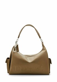 Sac à bandoulière en cuir marron texturé avec une sangle tressée, doté d'un logo subtilement embossé. Des poches latérales améliorent la fonctionnalité.