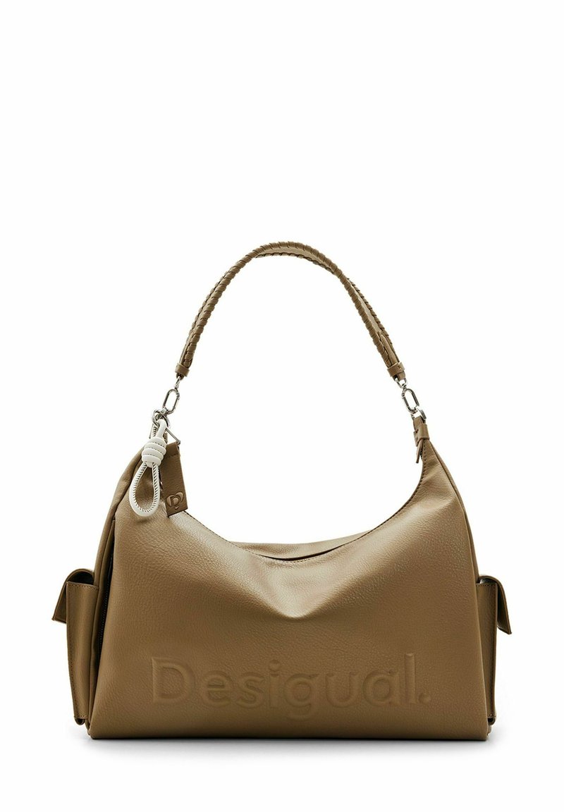 Sac à bandoulière en cuir marron texturé avec une sangle tressée, doté d'un logo subtilement embossé. Des poches latérales améliorent la fonctionnalité.