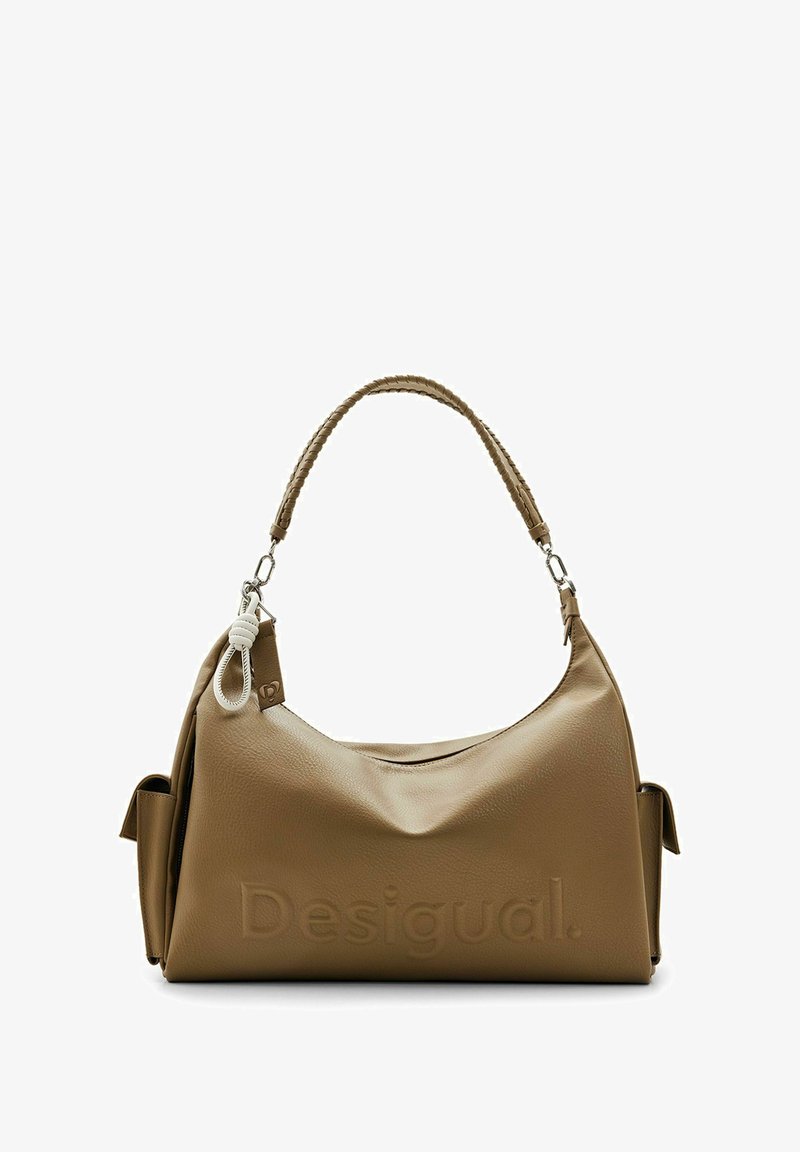 Sac à bandoulière en cuir marron texturé avec une sangle tressée, doté d'un logo subtilement embossé. Des poches latérales améliorent la fonctionnalité.