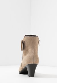 Pier One Kotníkové boty - beige