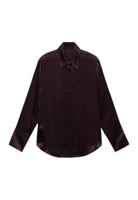 Camisa de satén burdeos de manga larga con cuello puntiagudo, cierre frontal de botones y dobladillo redondeado. Presenta una textura suave y un corte estructurado.