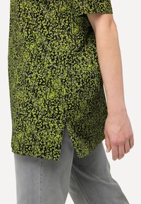 Ulla Popken SPECKLED V-NECK SHORT SLEEVE  - Camiseta estampada - apple green