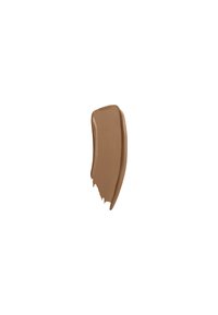 Vloeibare foundation swatch in een warme bruine tint, met een romige textuur en een gladde afwerking, iets taps toelopend aan één uiteinde.