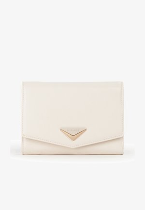 Kremowy prostokątny portfel z trójkątnym złotym i srebrnym metalowym zapięciem z przodu klapy, oznaczony napisem "MIRIADE".