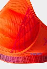 triaction by Triumph CARDIO FLOW - Sutiã desportivo de alto suporte - mandarin red