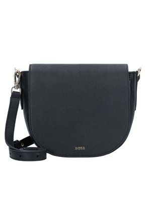 Sac bandoulière en cuir noir avec fermeture à rabat, sangle ajustable et petit logo métallique "BOSS" au centre devant.