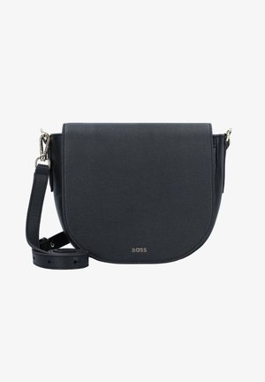 Sac bandoulière en cuir noir avec fermeture à rabat, sangle ajustable et petit logo métallique "BOSS" au centre devant.