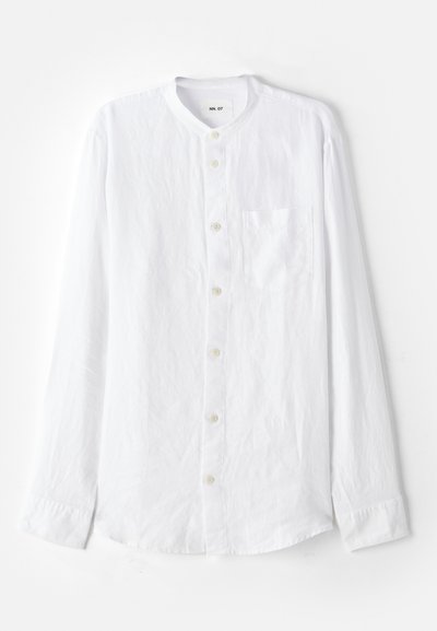 Camicia bianca a maniche lunghe realizzata in tessuto testurizzato, con colletto a fascia, chiusura con bottoni, taschino sul petto e bottoni silver.
