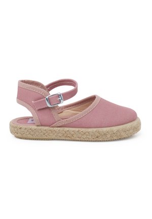 Roze canvas espadrille met een ronde neus, enkelbandje, zilveren gesp en een geweven jute zool. Gladde textuur en een minimalistisch ontwerp.