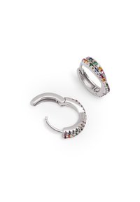 Pendientes de aro de plata que presentan piedras preciosas multicolores a lo largo del borde, con un diseño curvado suave y un mecanismo de cierre seguro.