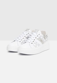 Białe sneakersy z srebrnymi akcentami, z teksturowanym wzorem i okrągłym noskiem. Posiadają grubą, białą platformę oraz sznurowane zapięcie.