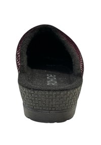 Zwarte instapschoen met een geweven textuur, ronde neus en een donkergrijze binnenzool. De bovenkant heeft een bordeauxrode stoffen rand langs de rand.
