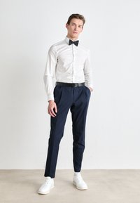 HUGO BOW TIE DRESSY - Peteliškė - black