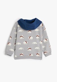 Sudadera gris para niños con capucha azul marino, decorada con osos polares blancos que llevan bufandas rojas en varias poses.