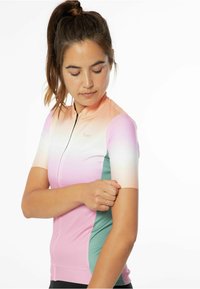 Dres na kolo s krátkým rukávem, který vyniká gradientním designem od růžové po světle modrou, má přední zip a texturovanou látku pro prodyšnost.