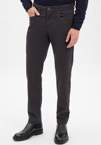 Ciemnoszare, slim-fit spodnie wykonane z tkaniny bawełnianej, z przednimi kieszeniami oraz klasycznym pasem w talii z zapięciem na guzik.