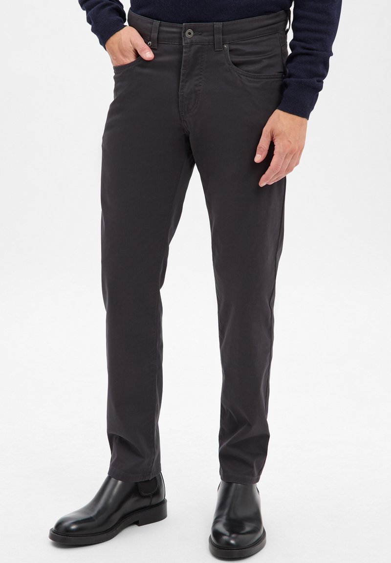 Ciemnoszare, slim-fit spodnie wykonane z tkaniny bawełnianej, z przednimi kieszeniami oraz klasycznym pasem w talii z zapięciem na guzik.