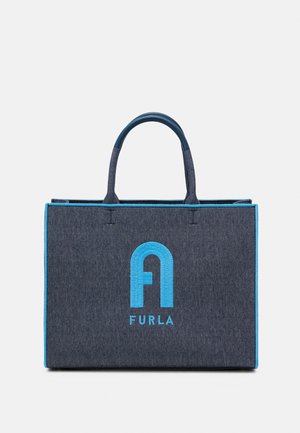 Denim-Tragetasche mit blauen Akzenten, die mit einem auffälligen blauen gestickten "F"-Logo versehen ist. Entworfen mit stabilen Griffen und einer strukturierten Form.