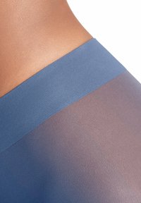 La cintura blu chiaro si trasforma in un tessuto mauve trasparente, caratterizzato da una texture liscia e una leggera lucentezza, adatto per l'abbigliamento sportivo.