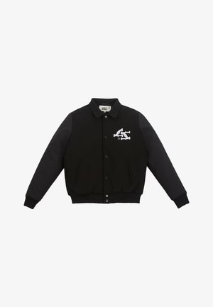 Casaco varsity preto com corpo de lã, mangas de tecido preto, botões de pressão, bolsos laterais e logótipo gráfico branco no lado esquerdo do peito.