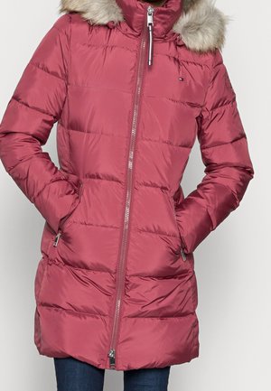 Rosa pufferjacka med en fuskpälsluva, kviltad design, dragkedja framtill och sidofickor. Materialet verkar glansigt och isolerat.