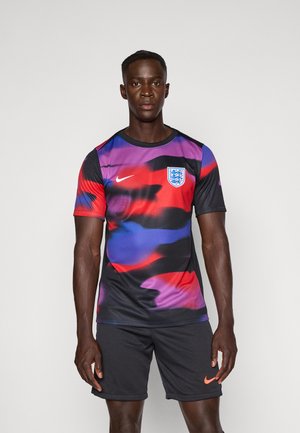 Maillot de sport Nike présentant un motif abstrait multicolore en rouge, violet et noir, avec un blason blanc de l'Angleterre sur la poitrine.