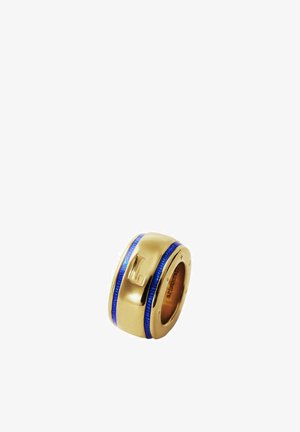 Anillo de oro con acabado liso, presenta una banda de acento azul y grabado "L", forma cilíndrica y diseño ancho.